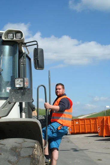 Mitarbeiter steigt in Traktor